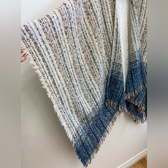 Beautiful boucle style poncho/shawl one size - Picture 3 of 5